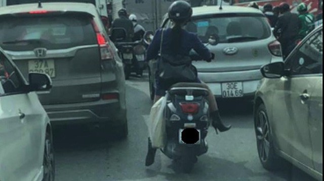 Đam mê xe đẹp nhưng chân quá ngắn, người phụ nữ tạo nên hình ảnh chật vật trên phố đông