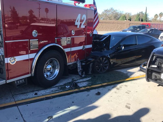 Tesla Model S gặp tai nạn vỡ nát đầu mặc dù đã kích hoạt tính năng tự lái - Ảnh 1.