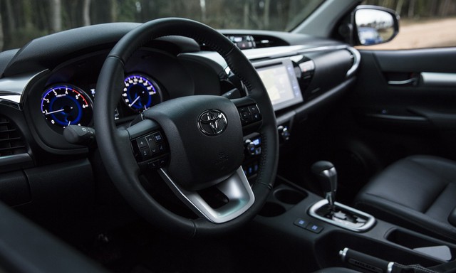 Toyota tung phiên bản kỉ niệm 50 năm ra mắt Hilux - Ảnh 6.