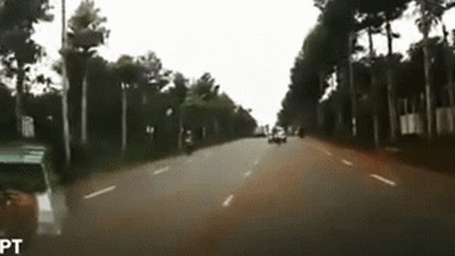 Thanh niên chạy ẩu, đâm trực diện vào ô tô - Hiện trường kinh hoàng khiến không ai dám nhìn