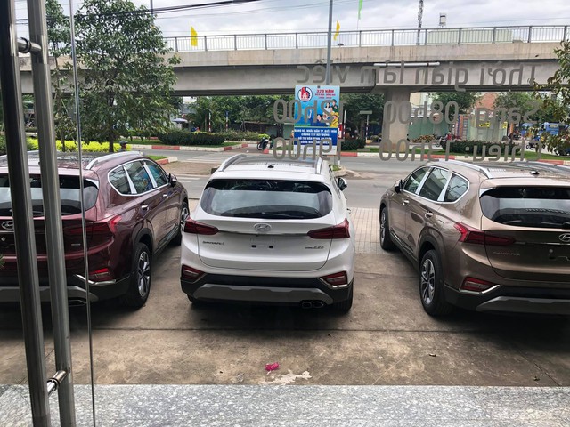 Hyundai Santa Fe 2019 ồ ạt về đại lý trước ngày ra mắt: Xe nhiều nhưng loạn giá  - Ảnh 2.
