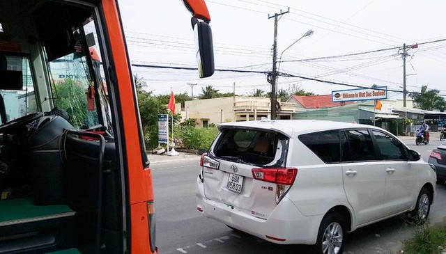 Hành khách thót tim sau cú tông liên hoàn giữa xe Phương Trang với hai ô tô khác - Ảnh 1.