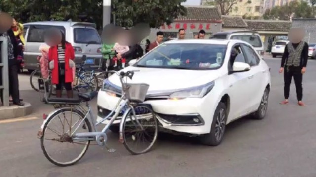 Hy hữu: Xe đạp tông vỡ cản trước Toyota Corolla Altis