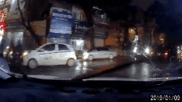 Clip: Lao ngược chiều đâm ô tô rồi bỏ chạy, tài xế xe 7 chỗ bị dân mạng truy tìm