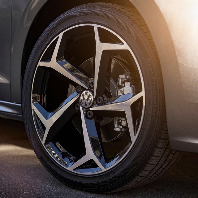 Volkswagen nhá hàng Passat cạnh tranh Toyota Camry ra mắt tuần tới, cam kết trung thành với sedan - Ảnh 1.