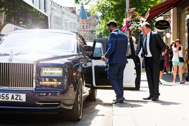 Lời trần tình của tài xế Rolls-Royce Phantom sau ngày đầu tiên đưa đón giới nhà giàu - Ảnh 6.