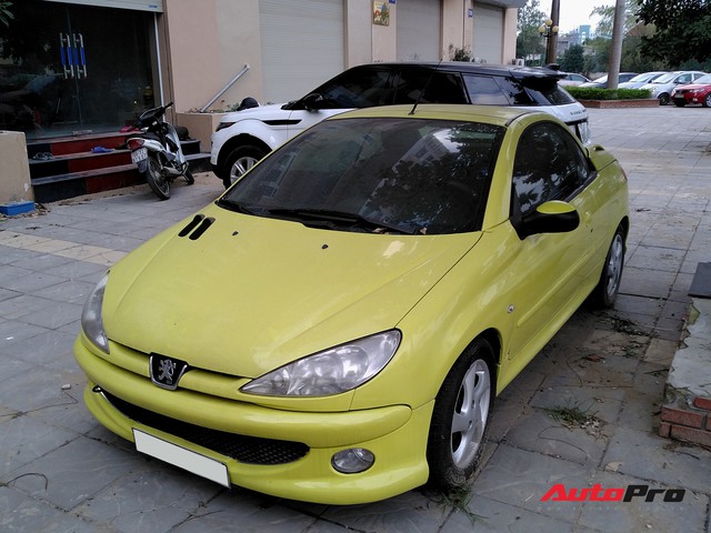 Xót xa cảnh hàng hiếm Peugeot 206 CC mui trần phủ bụi trên hè phố Việt Nam - Ảnh 3.