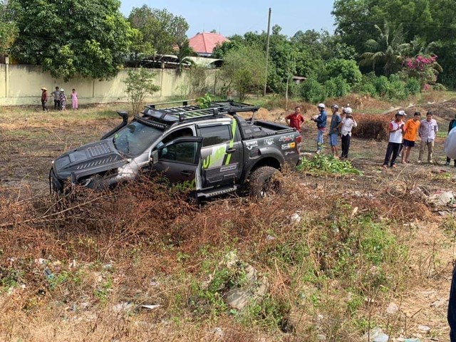 Honda Civic đua xe với Ford Ranger tại Bình Dương gây tai nạn liên hoàn, 1 người thiệt mạng - Ảnh 7. Honda Civic đua xe với Ford Ranger tại Bình Dương gây tai nạn liên hoàn, 1 người thiệt mạng - Ảnh 7.