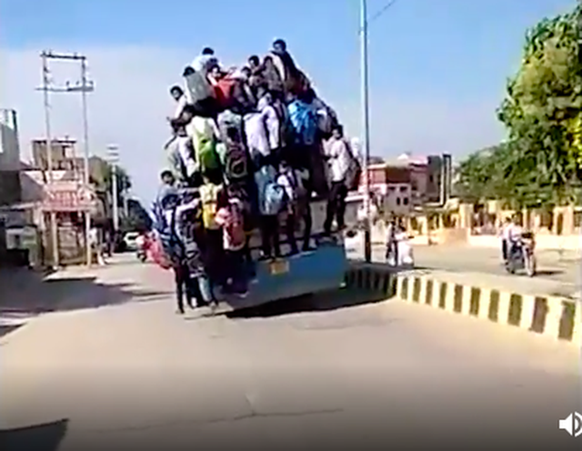 Hình ảnh kinh hoàng: Hàng chục sinh viên Ấn Độ đu bám theo xe buýt để đến trường cho kịp kỳ thi - Ảnh 2.