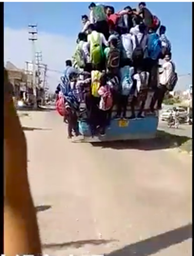 Hình ảnh kinh hoàng: Hàng chục sinh viên Ấn Độ đu bám theo xe buýt để đến trường cho kịp kỳ thi - Ảnh 5.