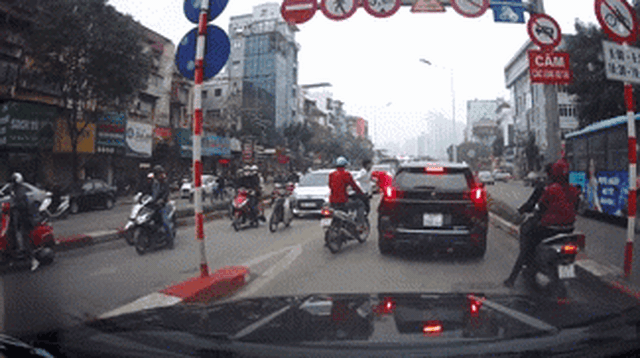 Va chạm giao thông: Người đàn ông vứt xe máy giữa đường sau khi "quyết chiến" với tài xế ô tô