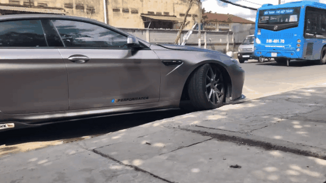 Hiểu nỗi khổ của người đi xe gầm thấp tại Việt Nam, chủ BMW 6-Series độ bày mẹo leo vỉa hè đơn giản