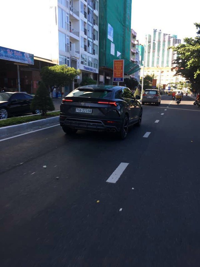 Không kém cạnh Minh nhựa, đại gia Nha Trang cũng ra biển trắng cho Lamborghini Urus - Ảnh 1. Không kém cạnh Minh nhựa, đại gia Nha Trang cũng ra biển trắng cho Lamborghini Urus - Ảnh 1.