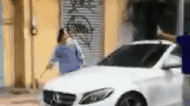 Người phụ nữ cầm búa đập xe Mercedes: "Tôi thành thật xin lỗi về hành động nóng giận"