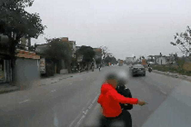 CLIP: Bóp còi xin đường, tài xế bị 3 thanh niên gọi vào lề "xử nóng"