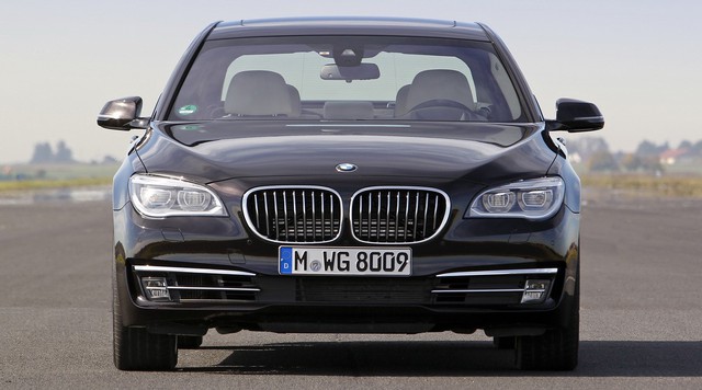 Nhìn lại thay đổi bộ mặt BMW 7-Series qua từng thế hệ: Đèn thu nhỏ còn lỗ mũi lớn dần - Ảnh 10.