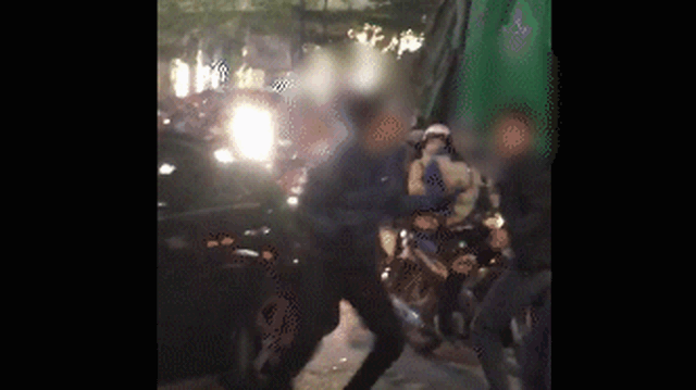 Clip: SH chặn đầu ô tô, 2 thanh niên bảnh bao lao vào ẩu đả giữa phố đông đúc