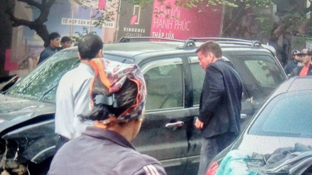 Nhân chứng vụ tông xe liên hoàn trên phố Ngọc Khánh: 'Tài xế bước ra khóc rưng rức'