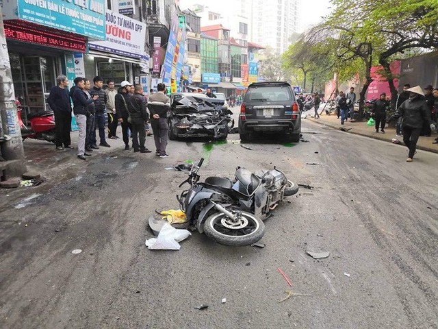 Nhân chứng vụ tông xe liên hoàn trên phố Ngọc Khánh: Tài xế bước ra khóc rưng rức - Ảnh 3.
