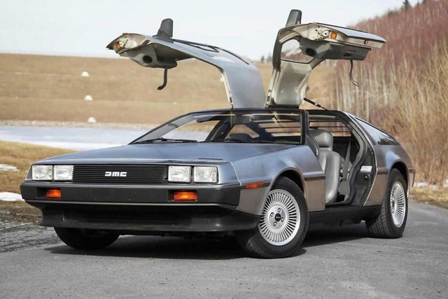 DMC DeLorean news about Vietnam: Time travel car with stainless steel shell - Photo 2.