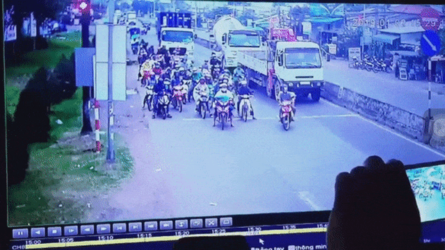 Clip: Kinh hoàng cảnh container càn quét hàng chục chiếc xe máy đang chờ đèn đỏ tại Long An