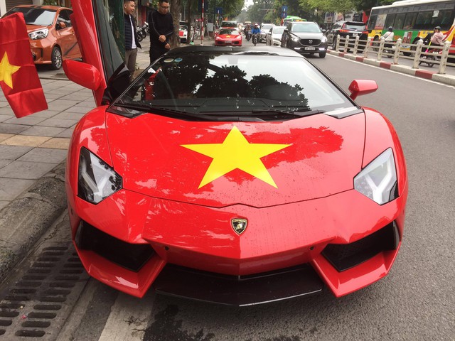 Tuấn Hưng đi “bão” bằng siêu xe Lamborghini Aventador Roadster mới - Ảnh 4. Tuấn Hưng đi “bão” bằng siêu xe Lamborghini Aventador Roadster mới - Ảnh 4.