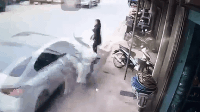 Clip: Người phụ nữ may mắn thoát chết khi chiếc Kia Cerato húc bay xe máy dựng ở lề đường