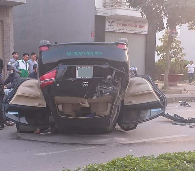 Phóng nhanh tránh Honda Dream, xe taxi Toyota Vios lật ngửa khiến nữ khách hàng nhập viện - Ảnh 3. Phóng nhanh tránh Honda Dream, xe taxi Toyota Vios lật ngửa khiến nữ khách hàng nhập viện - Ảnh 3.