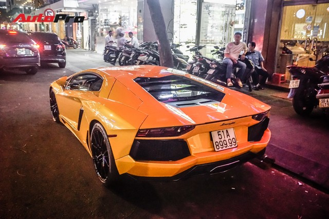 Bộ đôi Lamborghini Aventador và Huracan đi ăn đêm tại Sài Gòn - Ảnh 1.
