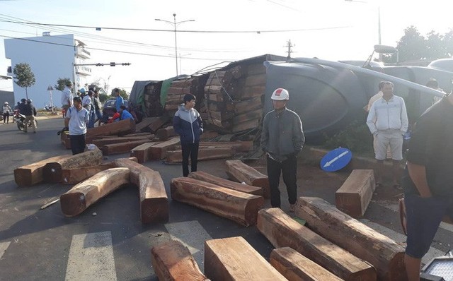 Xe container chở gỗ lật ngửa trên đường, đè bẹp ô tô đi bên cạnh - Ảnh 1. Xe container chở gỗ lật ngửa trên đường, đè bẹp ô tô đi bên cạnh - Ảnh 1.