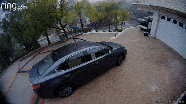 Quên kéo phanh tay, nữ tài xế để Lexus ES lao dốc, băng qua đường thảm thương
