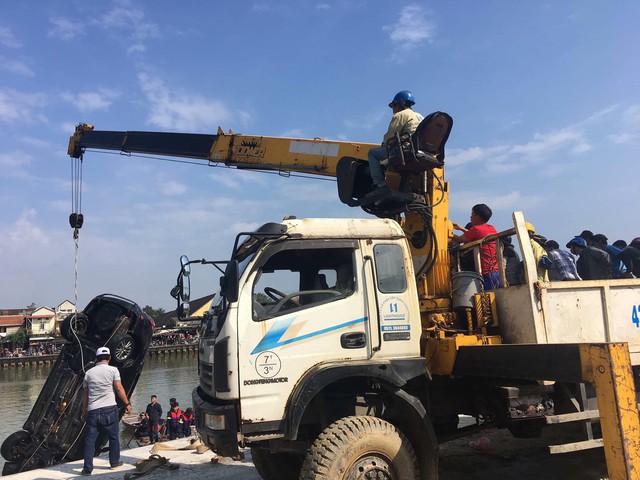 Người đàn ông Hà Nội lao xe Corolla Altis chở 4 người trong gia đình xuống sông khi cãi nhau với vợ - Ảnh 1. Người đàn ông Hà Nội lao xe Corolla Altis chở 4 người trong gia đình xuống sông khi cãi nhau với vợ - Ảnh 1.