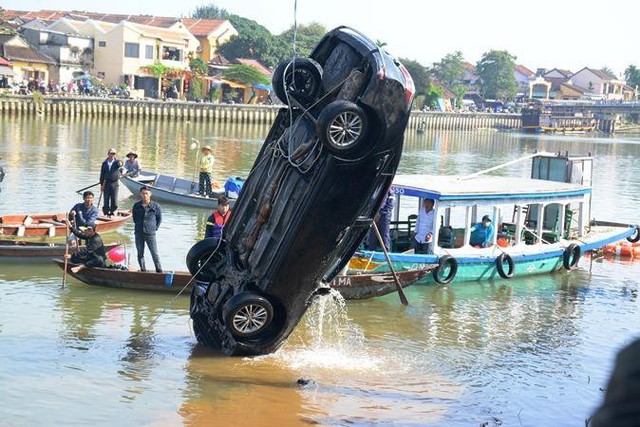 Người đàn ông Hà Nội lao xe Corolla Altis chở 4 người trong gia đình xuống sông khi cãi nhau với vợ - Ảnh 2.