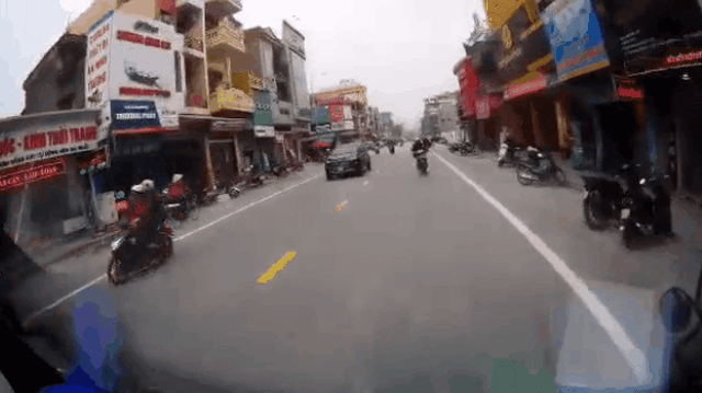 Clip: Đơ 3 giây sau cú đâm "bá đạo", người đàn ông khiến đám đông không dám động vào