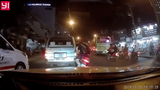 CLIP: Cú đổ người nguy hiểm gặp pha phanh gấp thót tim