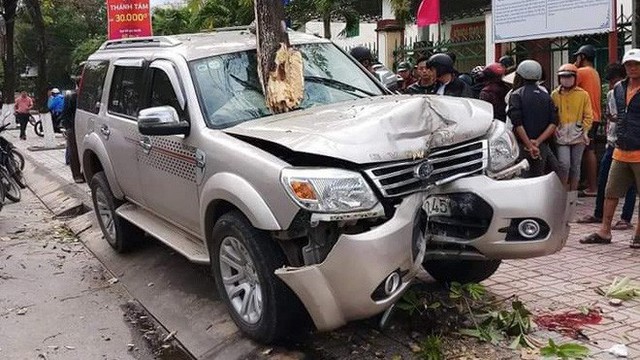 Ford Everest "điên" lao lên vỉa tông chết bé trai 5 tuổi đứng đón xe buýt