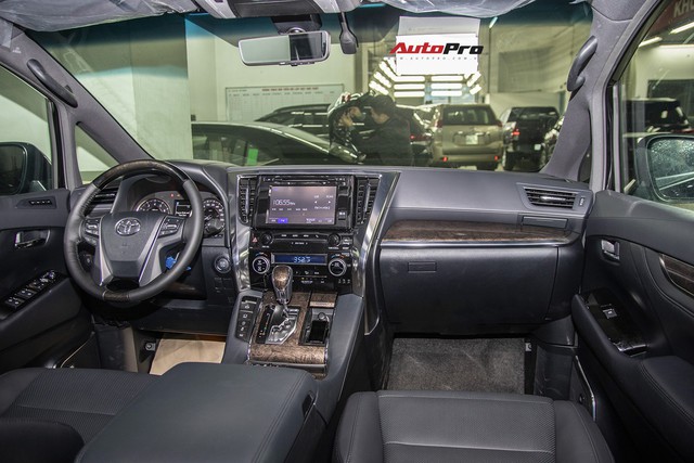 Toyota Alphard 2019 chính hãng hơn 4 tỷ đồng về đại lý, xe nhập tư lao đao vì giá cao - Ảnh 3.