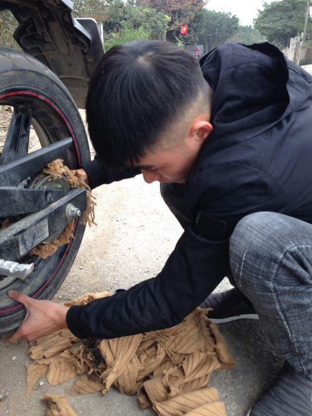 Cười tươi chụp ảnh, thanh niên không ngờ tai nạn xảy ra sau ít phút chỉ vì chiếc khăn quàng cổ - Ảnh 2. Cười tươi chụp ảnh, thanh niên không ngờ tai nạn xảy ra sau ít phút chỉ vì chiếc khăn quàng cổ - Ảnh 2.