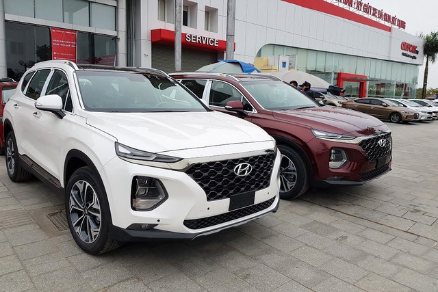 Hyundai Santa Fe 2019 full option giá cao hơn 1,3 tỷ thiếu vắng tại đại lý khiến nhiều khách hàng hụt hẫng - Ảnh 1.
