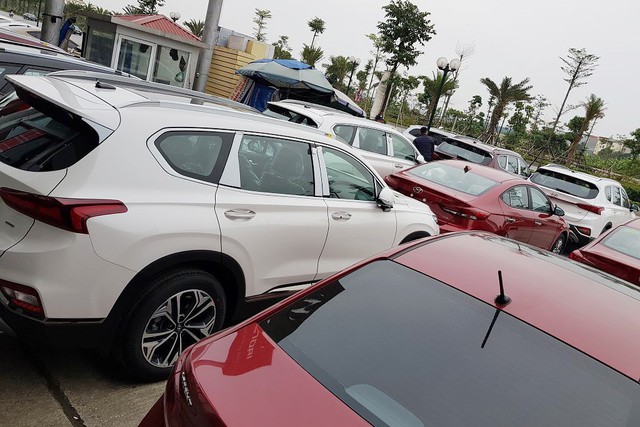 Hyundai Santa Fe 2019 full option giá cao hơn 1,3 tỷ thiếu vắng tại đại lý khiến nhiều khách hàng hụt hẫng - Ảnh 3.