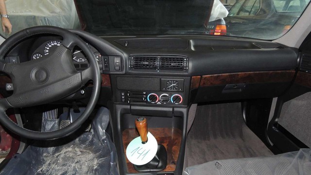 Kho b&aacute;u giữa đời thực: T&igrave;m thấy 11 chiếc BMW 5-Series 1994 chưa từng sử dụng - Ảnh 4.