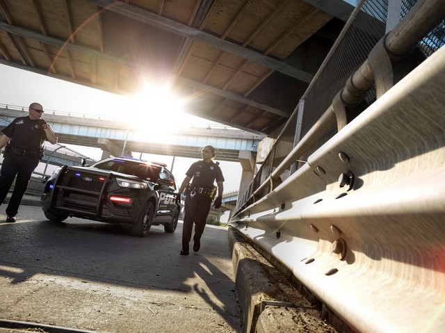 Ford Explorer thế hệ mới được hé lộ qua xe cảnh sát Mỹ - Ảnh 2.