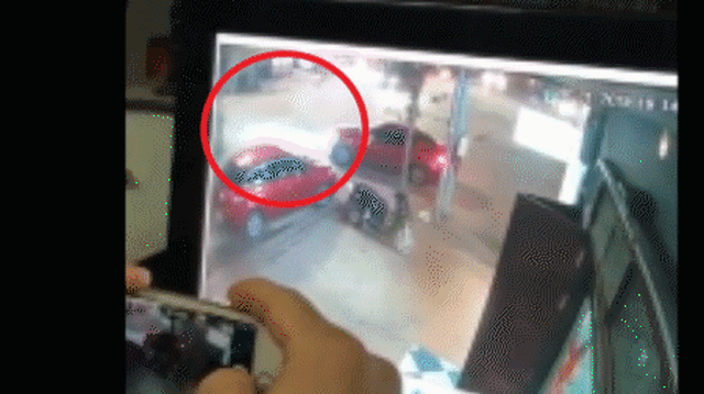 Clip: Khoảnh khắc xe tải lao vào nhà dân, xe máy được "thần may mắn" gọi tên trong tích tắc