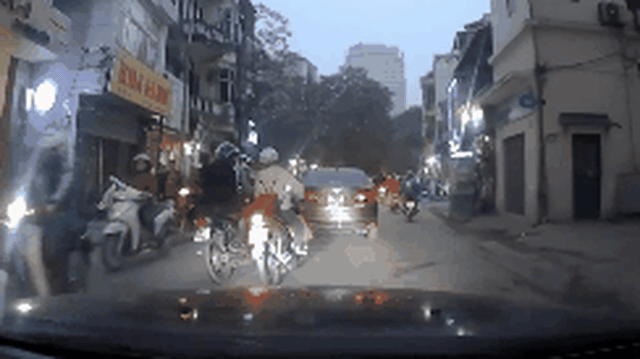Xô bà bầu ngã giữa đường, tài xế Grab vội bỏ chạy nhưng vị khách ngồi sau lại hành xử gây chú ý