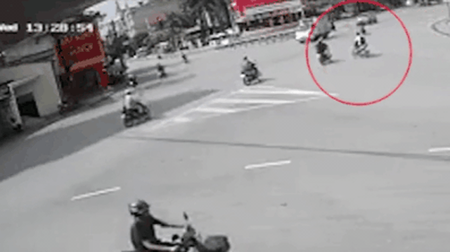 Vượt đèn đỏ, nam sinh tạt đầu loạt xe giữa ngã tư, văng xa vài mét sau cú đâm mạnh