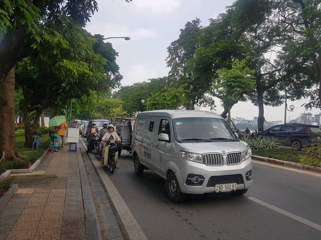 Hà Nội: Cây xanh đường kính gần 1 mét bật gốc đè trúng xe ô tô giữa trời nắng - Ảnh 3.