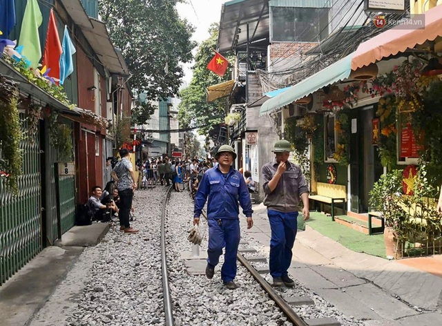 Hà Nội: Phố cà phê đường tàu vắng hoe ngày chính thức bị đóng cửa - Ảnh 7.