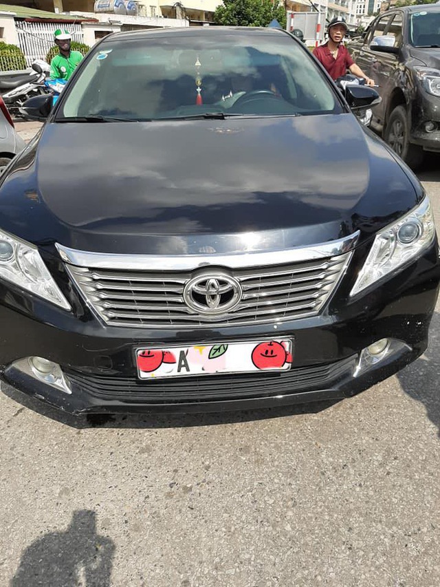 Xuống xe nói chuyện với tài xế Toyota Camry sau khi bị đâm, người đàn ông ngạc nhiên bởi cảnh tượng trong ghế lái - Ảnh 1. Xuống xe nói chuyện với tài xế Toyota Camry sau khi bị đâm, người đàn ông ngạc nhiên bởi cảnh tượng trong ghế lái - Ảnh 1.