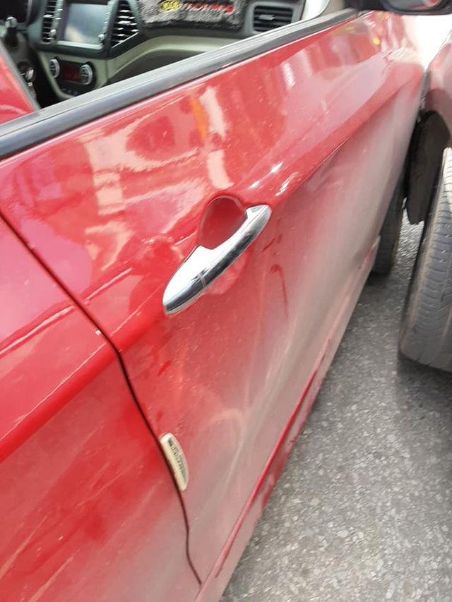 Xuống xe nói chuyện với tài xế Toyota Camry sau khi bị đâm, người đàn ông ngạc nhiên bởi cảnh tượng trong ghế lái - Ảnh 2. Xuống xe nói chuyện với tài xế Toyota Camry sau khi bị đâm, người đàn ông ngạc nhiên bởi cảnh tượng trong ghế lái - Ảnh 2.