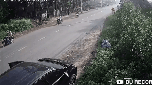 Clip: Mở cửa chiếc Mitsubishi Xpander bất cẩn, người đàn ông gây tai nạn kinh hoàng khiến cả 4 bên cùng gặp họa